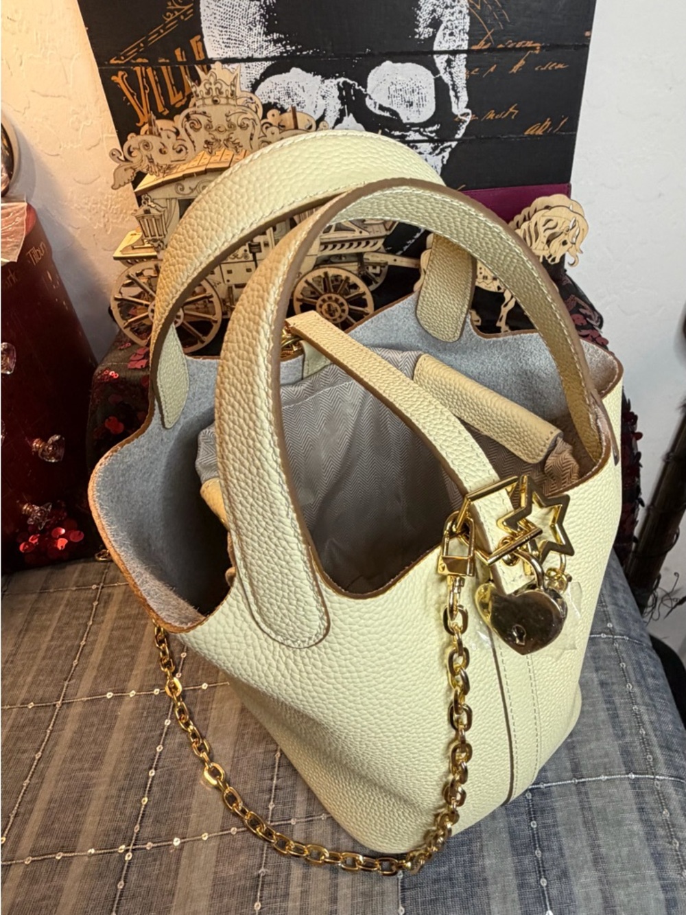 Leather Cream Hand bag w Crossbody Strap & lock